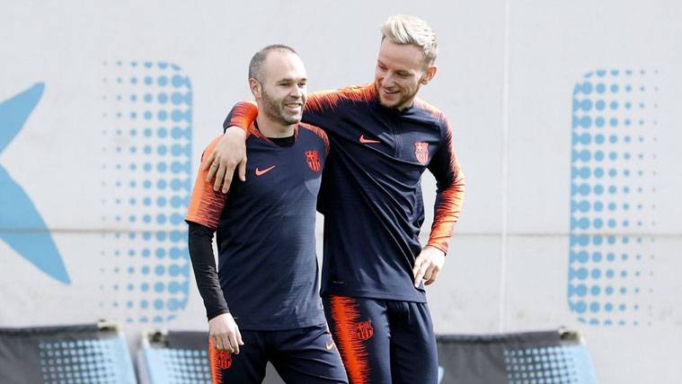 Andrés Iniesta and Ivan Rakitic in a training of the FC Barcelona
