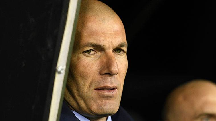 Zinedine Zidane en el banquillo del Real Madrid