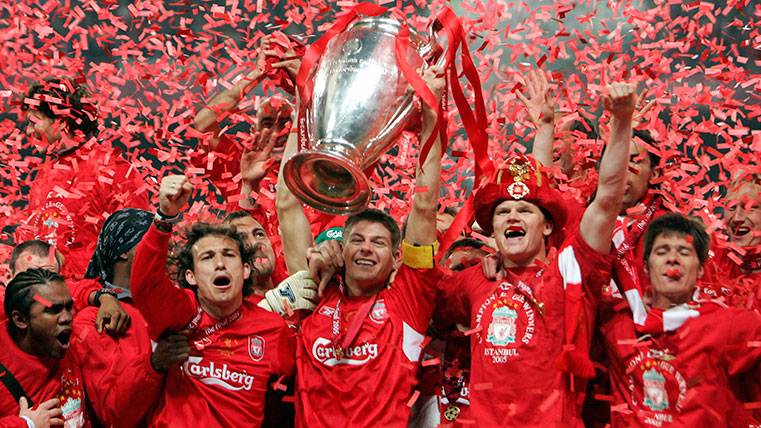 Steven Gerrard raises the trophy of the Champions 2004-05
