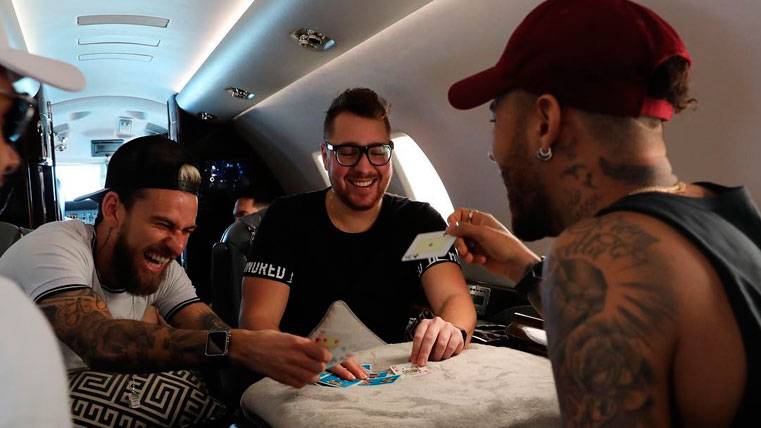 Neymar y sus amigos durante un viaje en avión