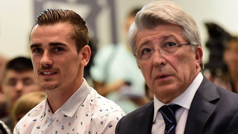 Antoine Griezmann and Enrique Cerezo in the presentation of the French