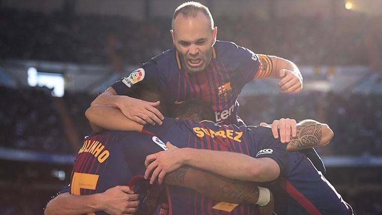 Los jugadores del FC Barcelona celebran un gol en el Clásico