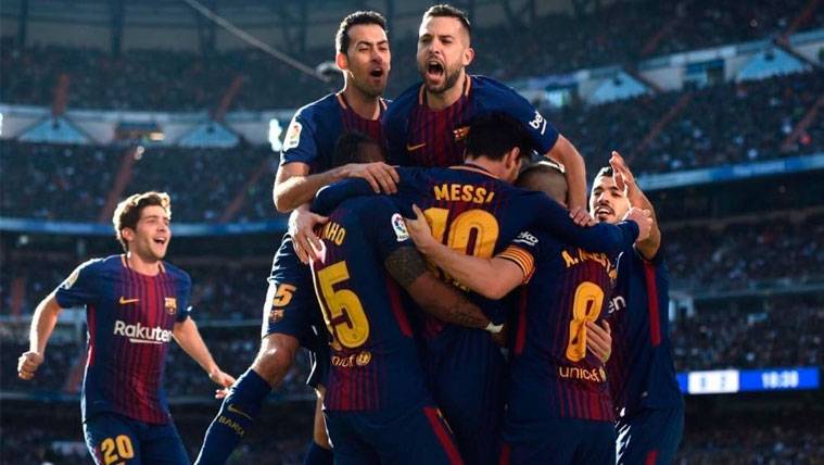 The players of the FC Barcelona celebrate a goal in the Classical