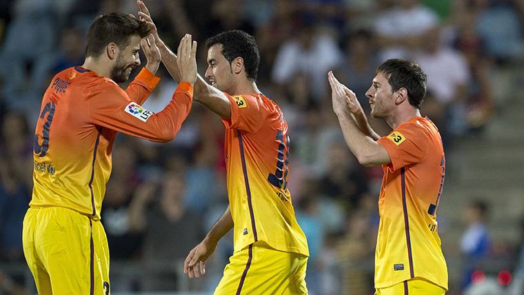 Busquets, Gerard Piqué y Messi, juntos con la camiseta del Barça