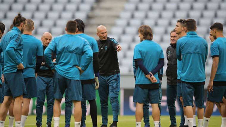 Zidane, dando órdenes durante un entrenamiento del Real Madrid