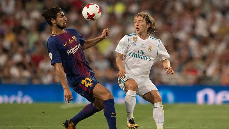 André Gomes y Modric, peleando por un balón en un Clásico