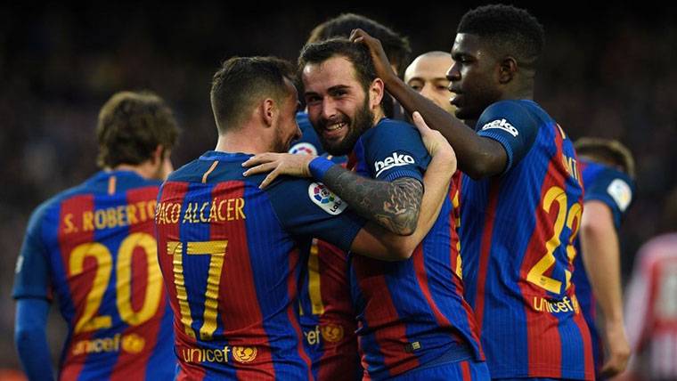 Aleix Vidal, celebrando con Alcácer un gol marcado esta temporada