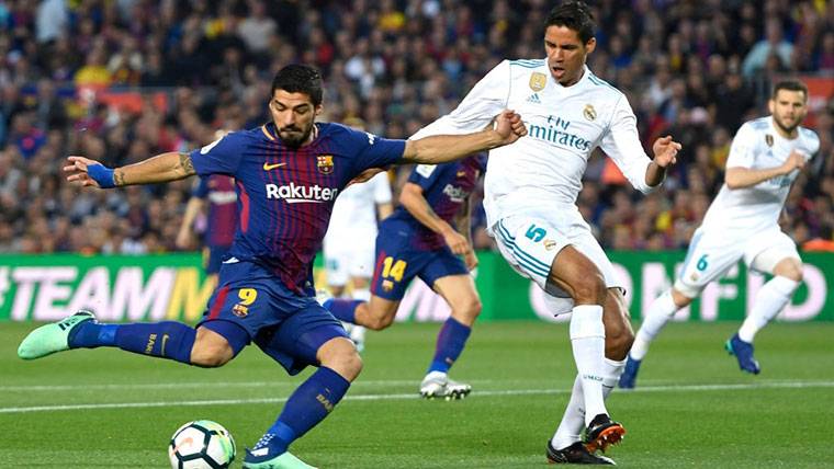 Luis Suárez, definiendo una jugada contra el Real Madrid