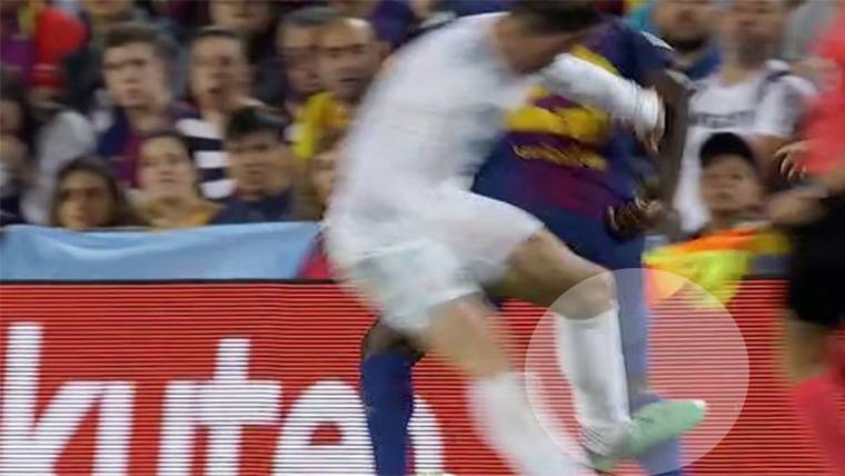 Gareth Bale, pisando por detrás a Samuel Umtiti en el Clásico