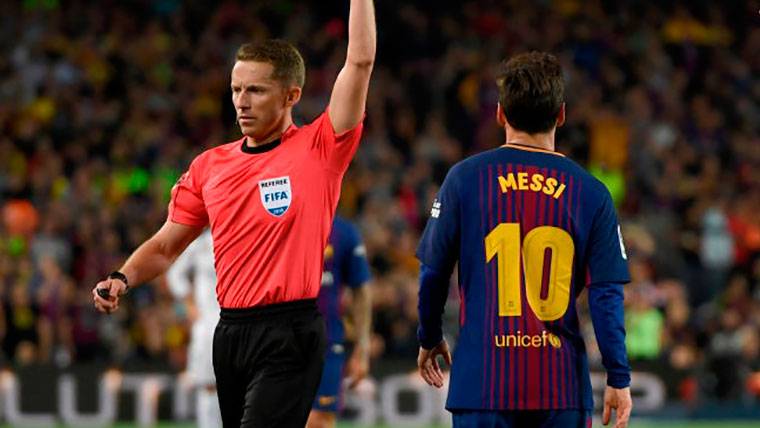 Leo Messi, beside the referee Hernández Hernández