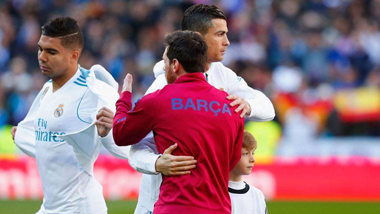 Messi y Cristiano, saludándose antes de un Clásico entre Barça y Madrid