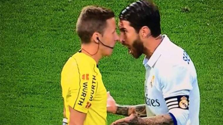 Sergio Ramos, protestando airadamente una acción a Hernández Hernández