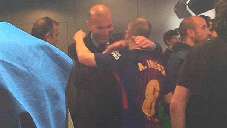 Abrazo de Zinedine Zidane a Andrés Iniesta justo después del Clásico