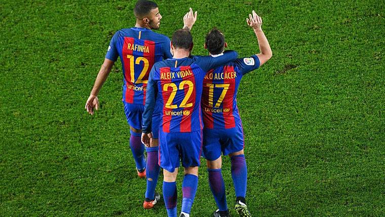 Alcácer, Rafinha and Aleix Vidal, celebrating a goal with the Barcelona