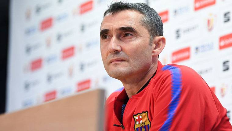 Ernesto Valverde, hablando en una rueda de prensa con el FC Barcelona