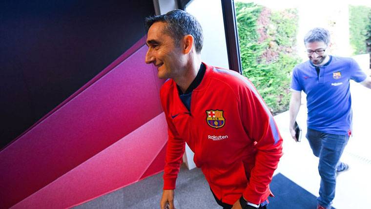Ernesto Valverde, accediendo a la sala de prensa de la Ciutat Esportiva