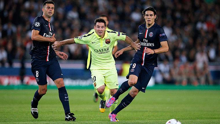Leo Messi pugna por un balón con Thiago Motta y Edinson Cavani