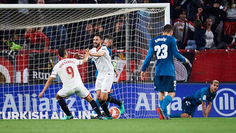 Los jugadores del Sevilla celebran uno de los goles contra el Real Madrid
