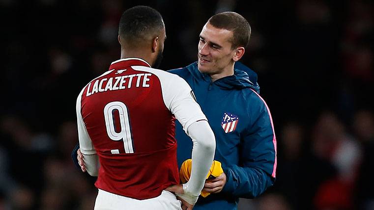 Antoine Griezmann y Alexandre Lacazette conversan tras un partido