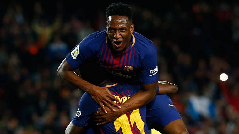 Yerry Mina celebrates a goal of the FC Barcelona with Ousmane Dembélé