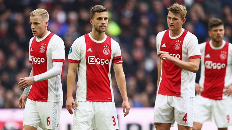 Matthijs de Ligt (derecha) en un partido con el Ajax