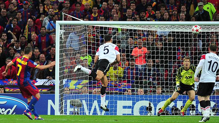 David Villa anota un gol con el FC Barcelona en la final de la Champions
