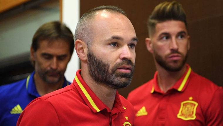 Andrés Iniesta, beside Sergio Bouquets in an image of archive with Spain
