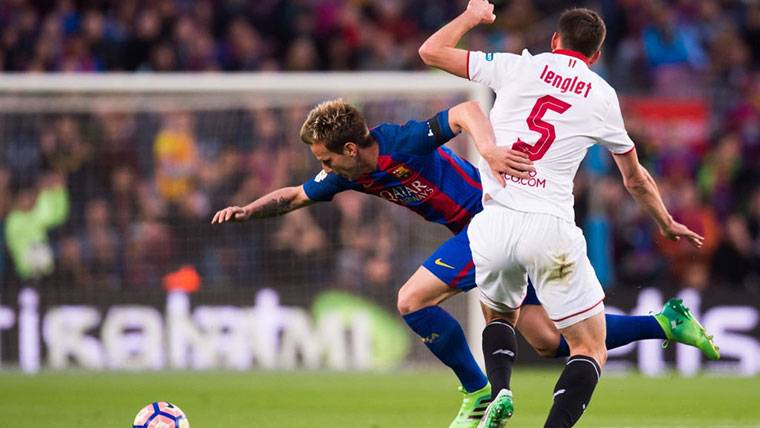 Ivan Rakitic, luchando por un balón con Clément Lenglet