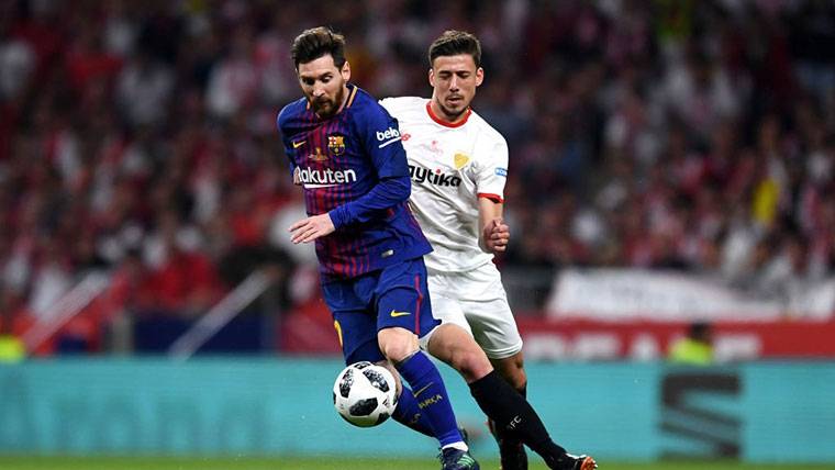 Leo Messi, intentando marcharse de la marca de Clément Lenglet