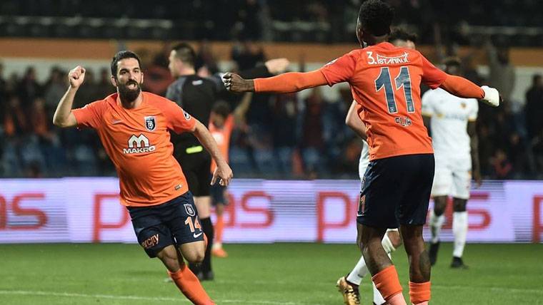 Arda Turan, celebrando un gol marcado con el Istanbul Basaksehir