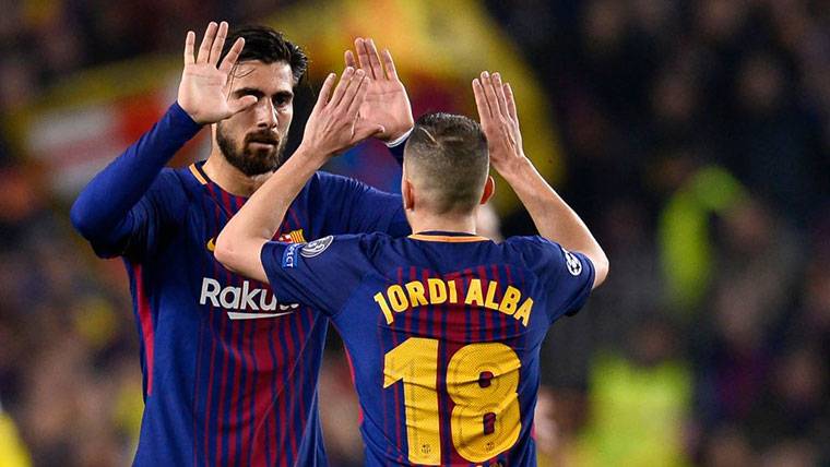 André Gomes, chocando con Jordi Alba tras un gol del FC Barcelona