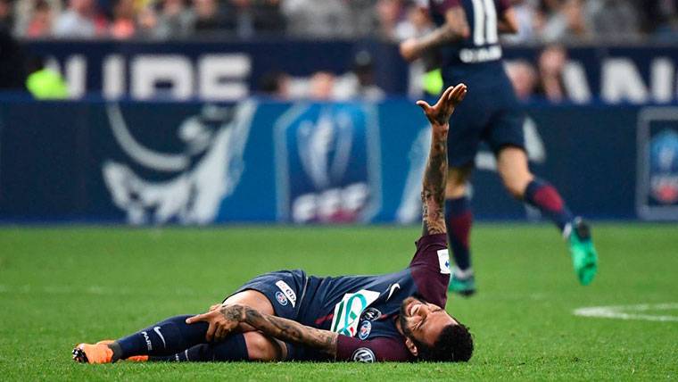 Dani Alves cayó lesionado