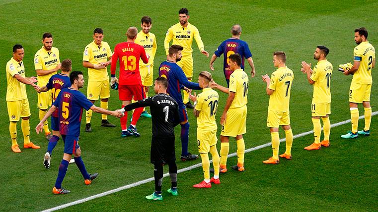 Los jugadores del Villarreal dedican un pasillo al Barça en el Camp Nou