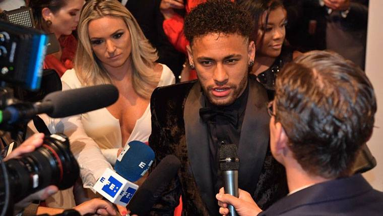 Neymar Jr, attending to the media