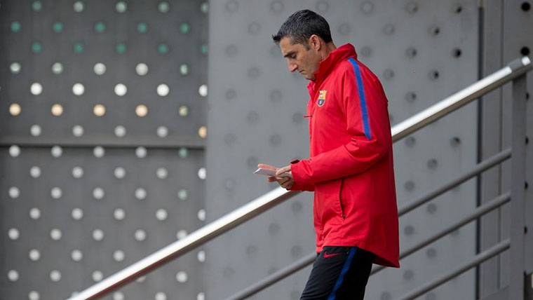 Ernesto Valverde, rumbo a un entrenamiento del FC Barcelona