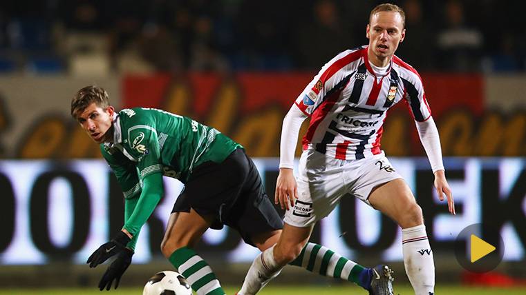 Stijn Spierings (izquierda) marcó un gol en propia histórico
