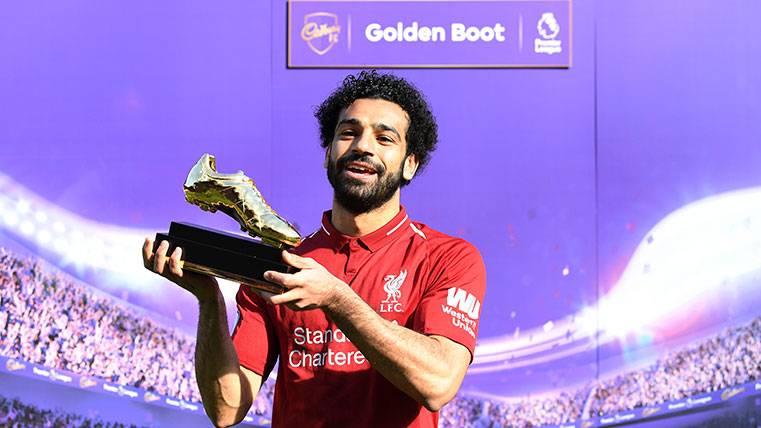 Mohamed Salah poses with the Boot of Gold to the maximum goleador of the Premier