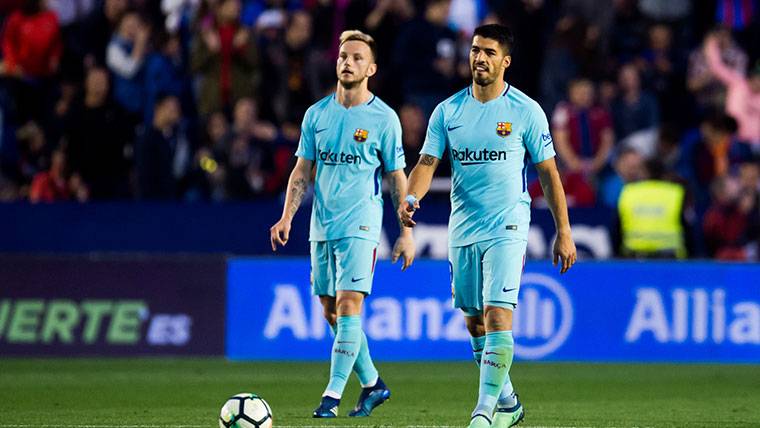 Ivan Rakitic and Luis Suárez in a party of the FC Barcelona