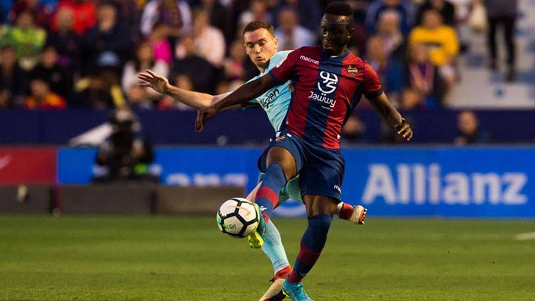 Thomas Vermaelen, struggling by a balloon with Boateng