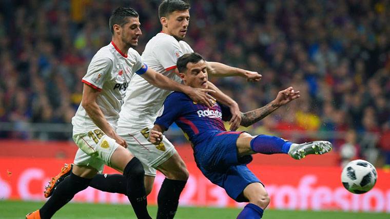 Philippe Coutinho, trying finish being defended by Lenglet