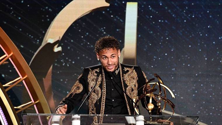 Neymar Jr, recogiendo el premio a Mejor Jugador de la Ligue 1