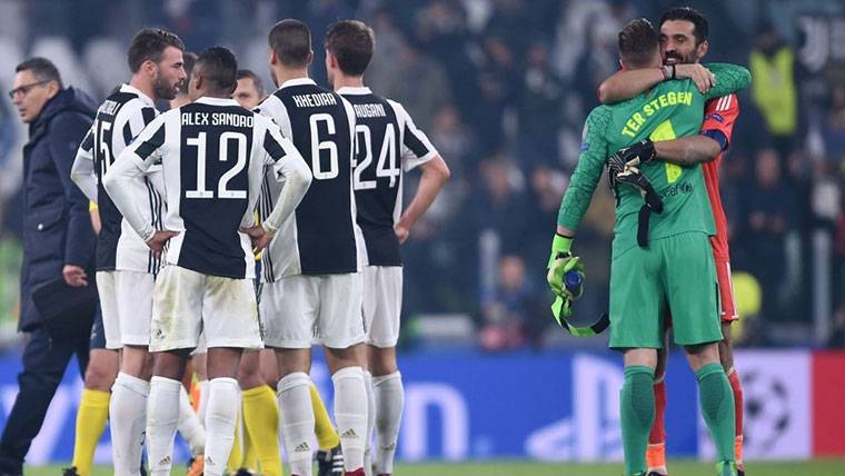 Ter Stegen And Buffon, embracing in an image of archive