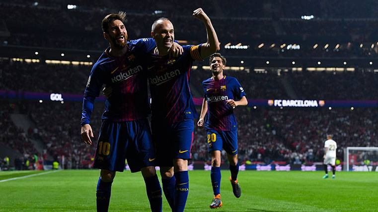Leo Messi y Andrés Iniesta celebran un gol del FC Barcelona