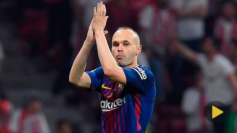 Andrés Iniesta applauds to the fans after a replacement