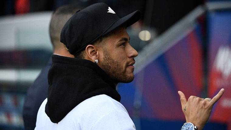 Neymar Jr, saludando a sus 'fans' antes de un entreno