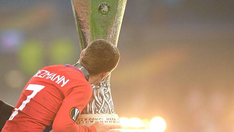 Antoine Griezmann, besando el trofeo de la UEFA Europa League