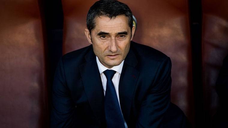 Ernesto Valverde, seated in the bench during a party this course