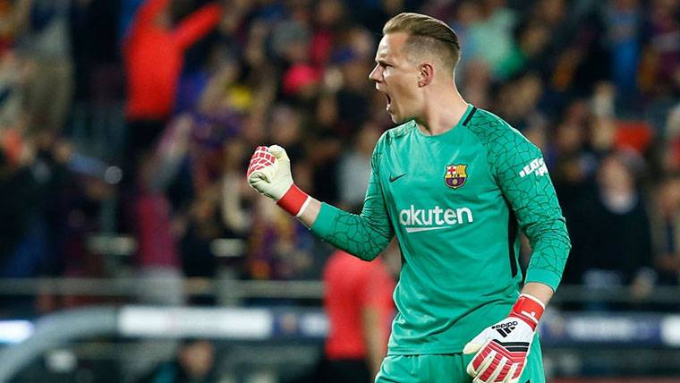 Ter Stegen, celebrating a stop made with the FC Barcelona