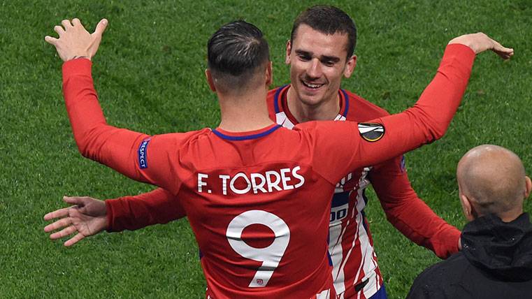 Fernando Torres and Antoine Griezmann embrace  during a replacement