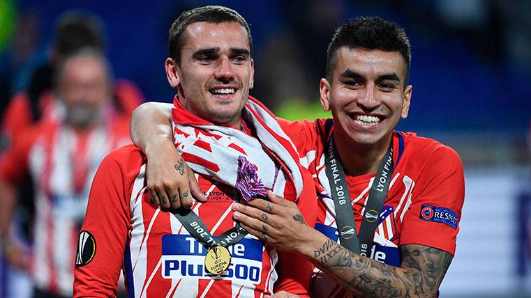 Antoine Griezmann y Ángel Correa celebran el triunfo en la Europa League